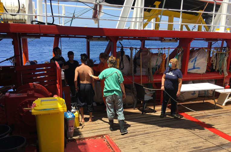 Deux migrants se jettent à l'eau de l'Ocean Viking, toujours bloqué en mer