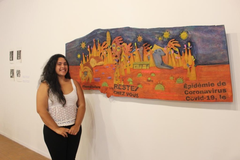 Taunatere Terooatea devant son travail de fin d’étude. Taunatere Terooatea devant son travail de fin d’étude.