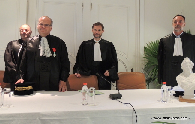 Au premier plan Jean Lachkar, le nouveau président de la CTC. A l’arrière :  René Maccury et Nicolas Onimus, magistrats de la CTC. A droite, Michel Cormier, procureur financier.