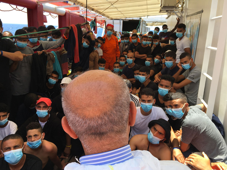 Les 180 migrants de l'Ocean Viking attendent leur transfert au large de la Sicile Les 180 migrants de l'Ocean Viking attendent leur transfert au large de la Sicile