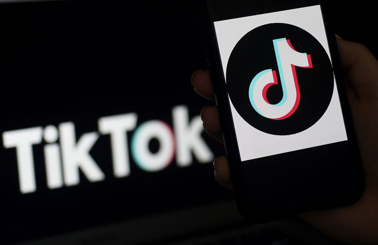 Macron félicite les bacheliers sur TikTok, une première Macron félicite les bacheliers sur TikTok, une première