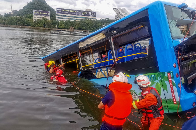 Chine: un bus plonge dans un lac, au moins 21 morts