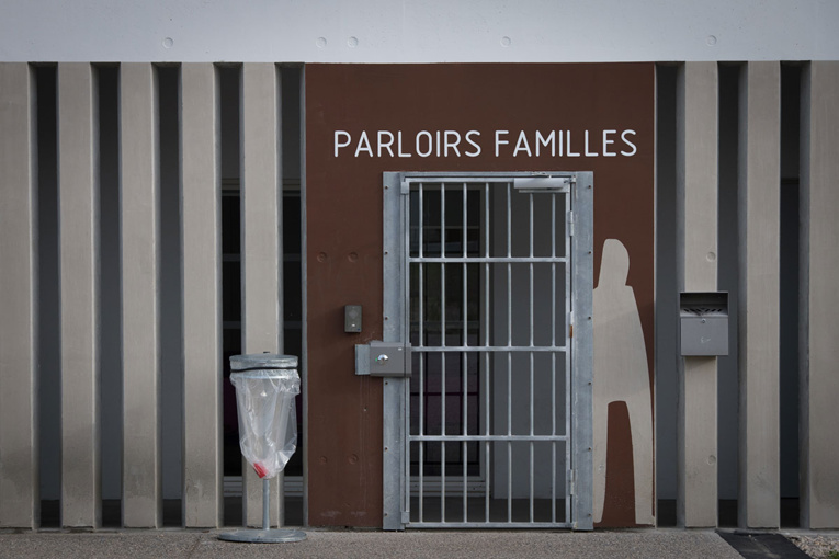 Oise: une femme enceinte "oubliée" dans le parloir d'une prison une nuit entière