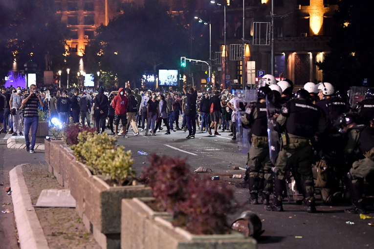 Serbie: violentes manifestations anti-couvre-feu à Belgrade