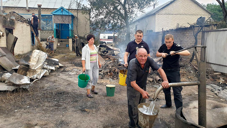 Feux en Ukraine: 5 morts dans un village dévasté, l'espoir repose sur la météo