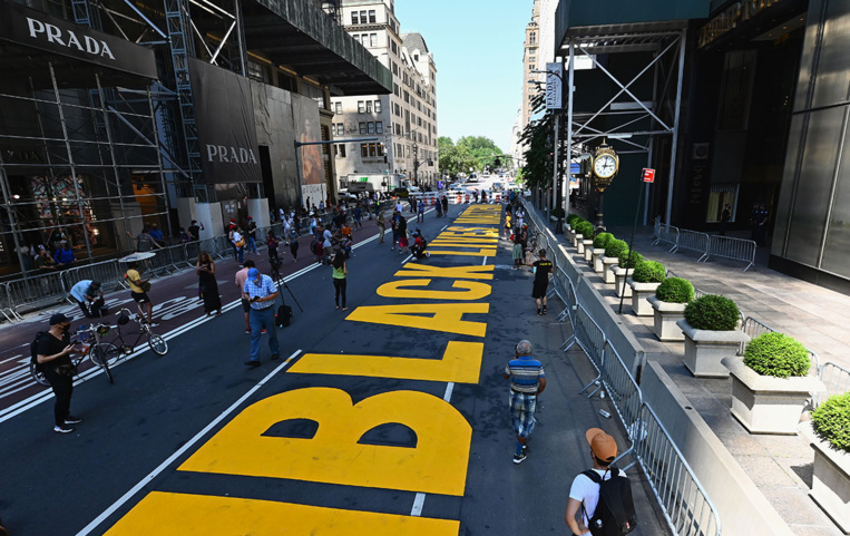 Le slogan "Black Lives Matter" peint devant la tour Trump à New York