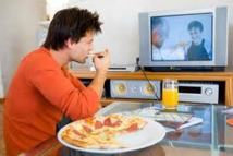 61% des jeunes de 15 à 25 ans mangent au moins 1 repas sur 2 devant un écran