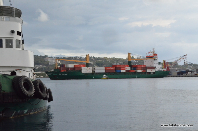 Le Cap Tapaga est entré en rade sans l'assistance des remorqueurs, en dépit du principe des 3.000 tonnes qui les impose pour l'accostage des cargos d'une masse égale ou supérieure.