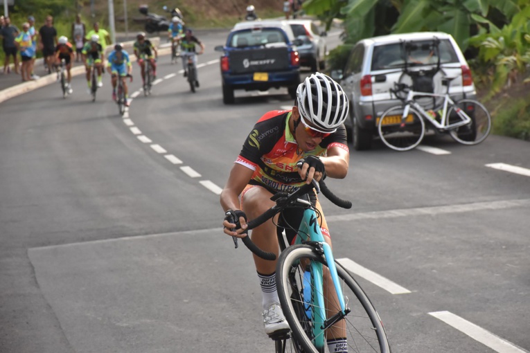 Kahiri Endeler s'est même permis de franchir la ligne d'arrivée en wheeling. Kahiri Endeler s'est même permis de franchir la ligne d'arrivée en wheeling.