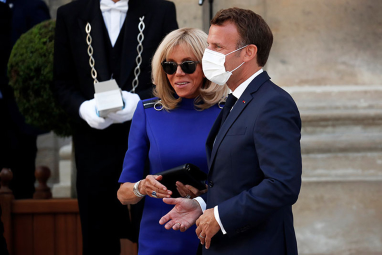 Macron annonce le masque obligatoire et un plan de relance