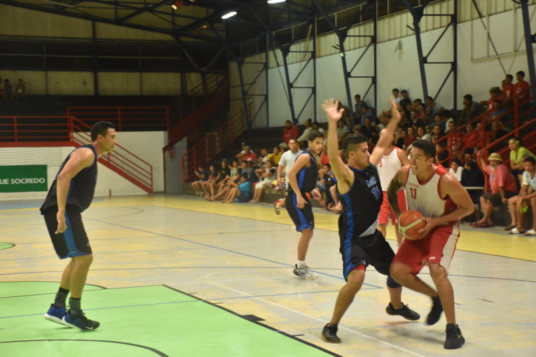 Les défenses ont pris le pas sur les attaques lors du match des hommes. Les défenses ont pris le pas sur les attaques lors du match des hommes.