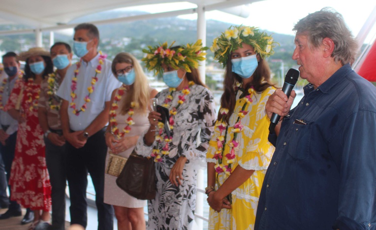 Le Paul Gauguin passe sous pavillon français Le Paul Gauguin passe sous pavillon français