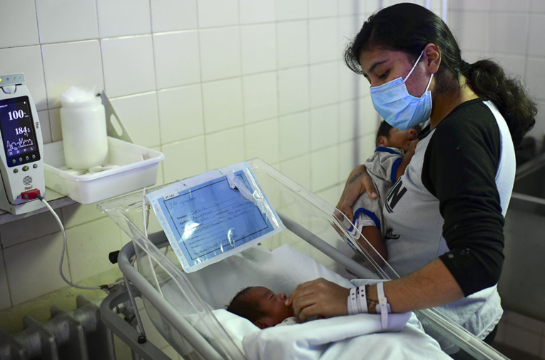 En Argentine, un masque chirurgical entre les mères et leurs nouveau-nés En Argentine, un masque chirurgical entre les mères et leurs nouveau-nés