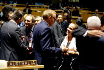 Bob Carr, ministre australien des affaires étrangères, reçoit les premières félicitations à l’ONU après l’élection de l’Australie pour un siège non-permanent au Conseil de Sécurité (Source photo : ONU)