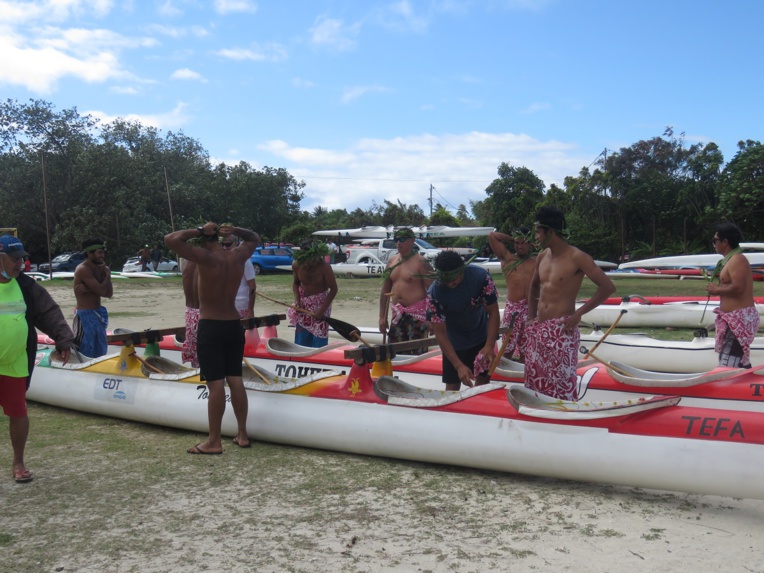 Heiva Va'a oblige, les 'aito devaient revêtir pāreu et couronne. Heiva Va'a oblige, les 'aito devaient revêtir pāreu et couronne.