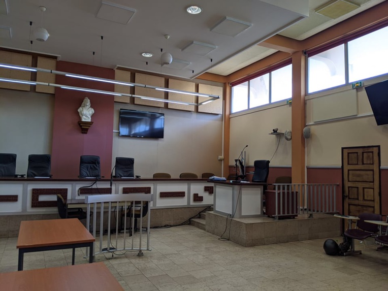 Il boit, elles trinquent