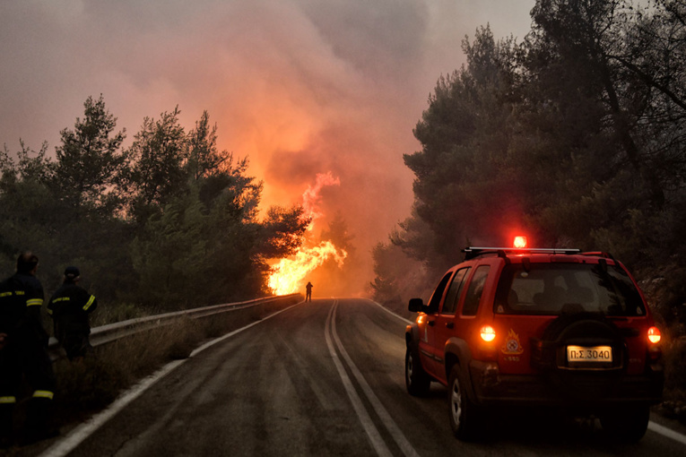 En Grèce, les pompiers luttent contre un violent incendie de forêt En Grèce, les pompiers luttent contre un violent incendie de forêt