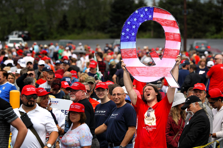 "QAnon", une armée de complotistes qui veulent faire réélire Trump "QAnon", une armée de complotistes qui veulent faire réélire Trump