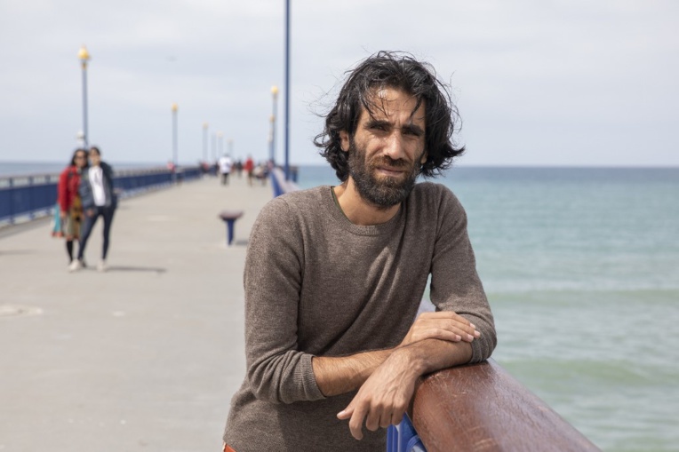 Grand témoin des camps australiens, le Kurde iranien Behrouz Boochani obtient l'asile en Nouvelle-Zélande Grand témoin des camps australiens, le Kurde iranien Behrouz Boochani obtient l'asile en Nouvelle-Zélande
