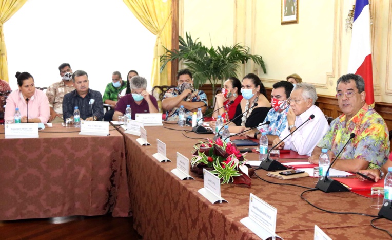 Fritch parle économie et gestion sanitaire avec les maires