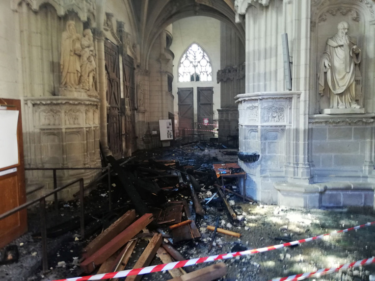 Incendie dans la cathédrale de Nantes: le bénévole passe aux aveux et est écroué
