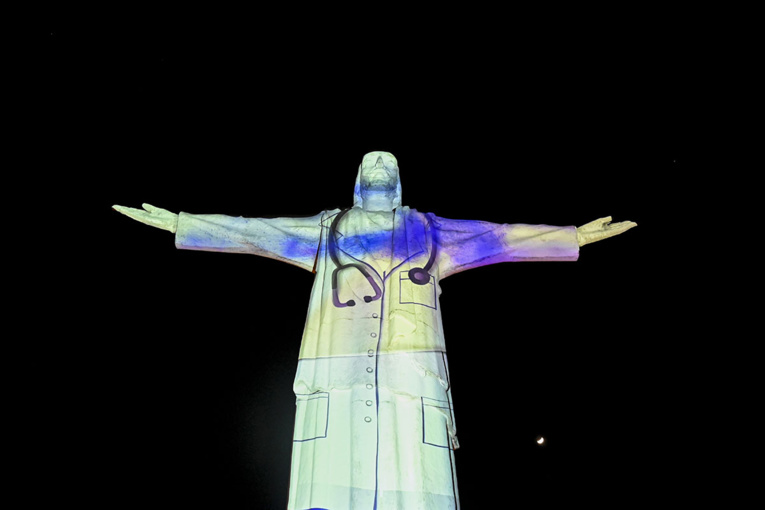 Le Christ Rédempteur de Rio de Janeiro au Brésil, revêtu d'une blouse de médecin en hommage aux soignants.