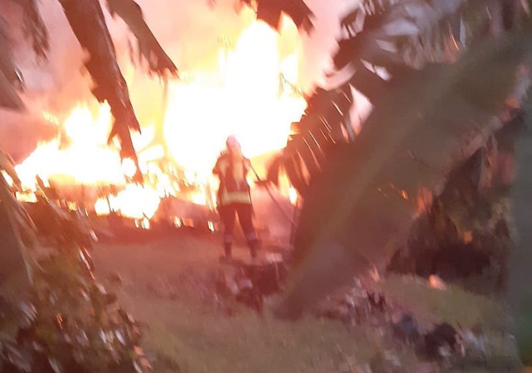 Une maison part en fumée à Papara Une maison part en fumée à Papara