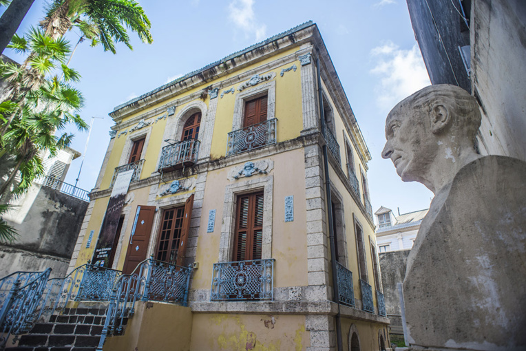 Un buste de Victor Schoelcher découpé et volé en Guadeloupe Un buste de Victor Schoelcher découpé et volé en Guadeloupe