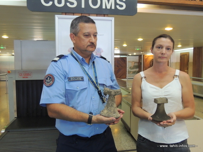 Robert Jacquet, le douanier qui a trouvé les deux penu avec Tamara Maric, du bureau archéologie du service de la culture et du patrimoine qui a procédé à leur authetification.