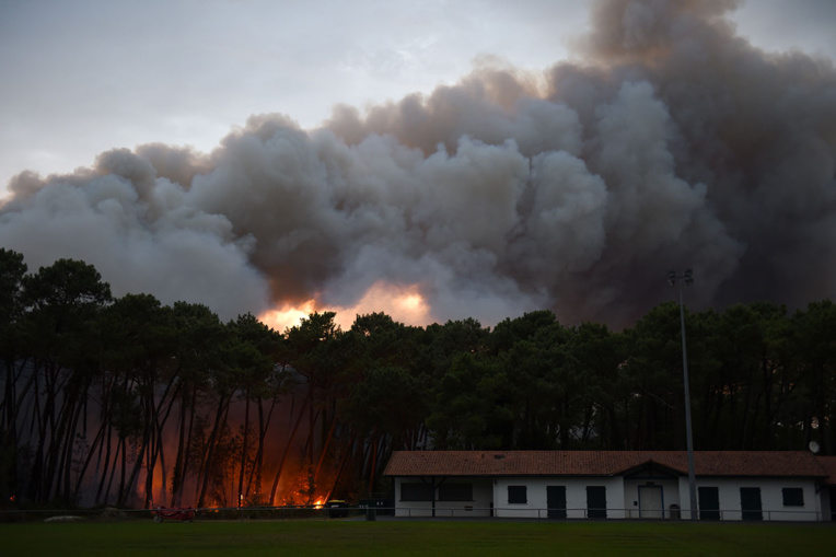 Important feu de forêt à Anglet: des habitants évacués, des maisons endommagées Important feu de forêt à Anglet: des habitants évacués, des maisons endommagées