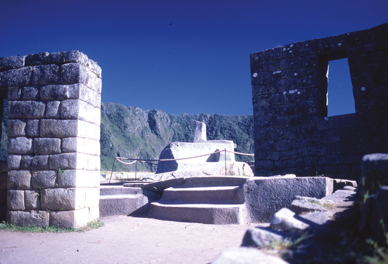La partie supérieure du Machu Picchu (le Vieux Pic ; en réalité, on ignore le véritable nom de la cité) est la plus sacrée ; c’est ici que les cultes étaient rendus au soleil par les grands prêtres. La partie supérieure du Machu Picchu (le Vieux Pic ; en réalité, on ignore le véritable nom de la cité) est la plus sacrée ; c’est ici que les cultes étaient rendus au soleil par les grands prêtres.