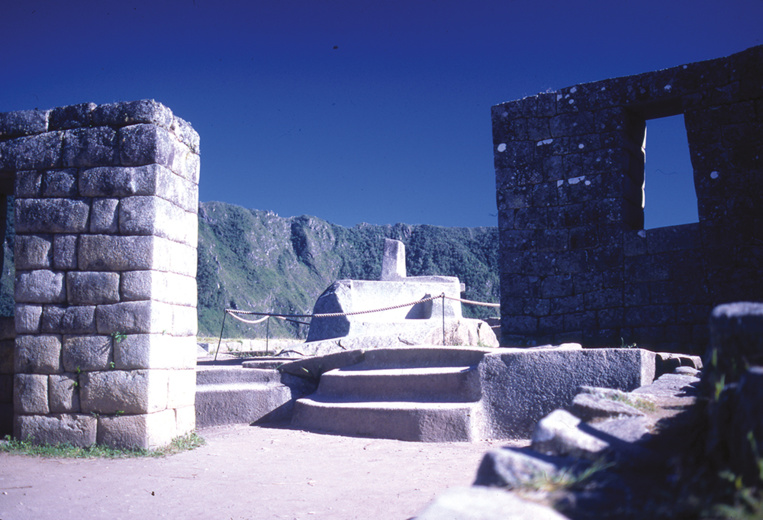 La partie supérieure du Machu Picchu (le Vieux Pic ;  en réalité, on ignore le véritable nom de la cité)  est la plus sacrée ; c’est ici  que les cultes étaient rendus au soleil par les grands prêtres.