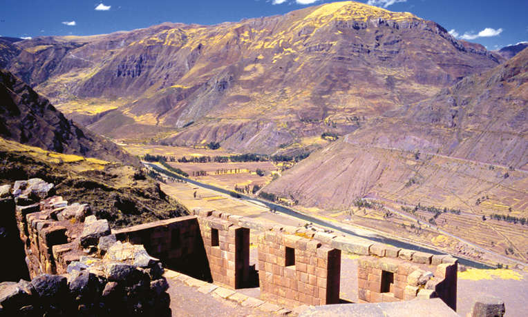 En amont du Machu Picchu, la vaste vallée sacrée était beaucoup plus peuplée et beaucoup mieux mise en valeur sur le plan agricole que ne le furent les pentes autour du Machu Picchu. Ces quelques ruines appartiennent à la cité de Pisac. En amont du Machu Picchu, la vaste vallée sacrée était beaucoup plus peuplée et beaucoup mieux mise en valeur sur le plan agricole que ne le furent les pentes autour du Machu Picchu. Ces quelques ruines appartiennent à la cité de Pisac.