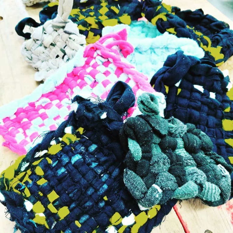 Les Tawashi (éponge japonaise) ont une durée de vie d'environ un an. Les Tawashi (éponge japonaise) ont une durée de vie d'environ un an.