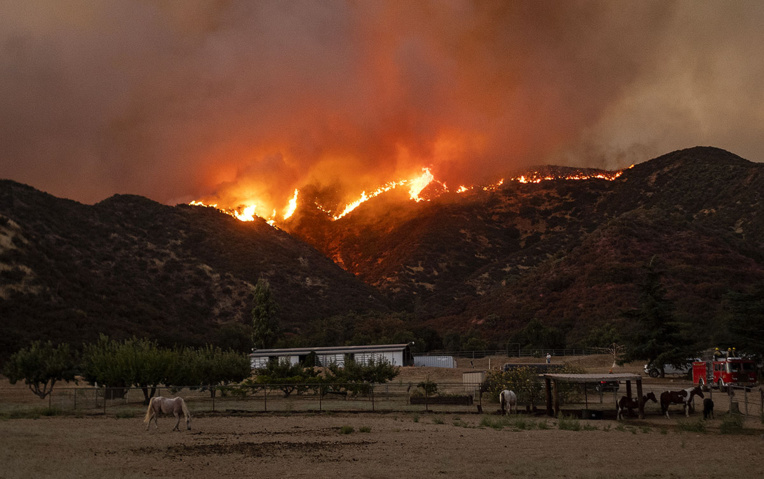 Californie: les pompiers peinent à contenir un incendie à l'est de Los Angeles