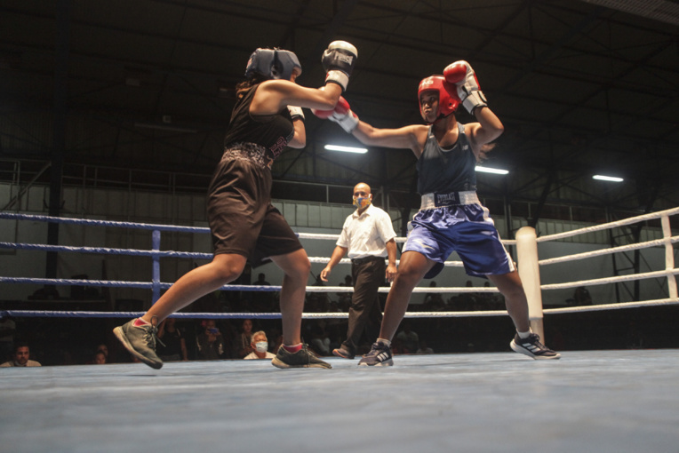 Huit combats féminins étaient également au programme de la soirée. Sur la photo la confrontation entre Herehau Dellapina (15 ans), vice-championne de Polynésie dans la catégorie des -60 kg, et Tehani Teuira Huit combats féminins étaient également au programme de la soirée. Sur la photo la confrontation entre Herehau Dellapina (15 ans), vice-championne de Polynésie dans la catégorie des -60 kg, et Tehani Teuira