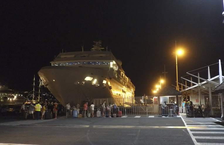 Les passagers du Gauguin débarqués et confinés Les passagers du Gauguin débarqués et confinés