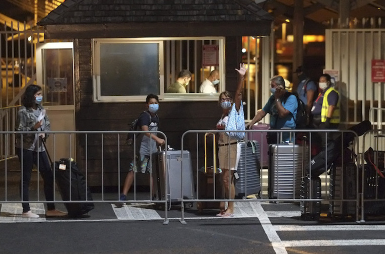 Les passagers du Gauguin débarqués et confinés Les passagers du Gauguin débarqués et confinés