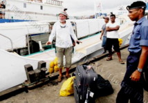 André Rambaud, de 79 ans, arrive à quai à Suva ce week-end après son sauvetage (Source photo : Fiji Times)