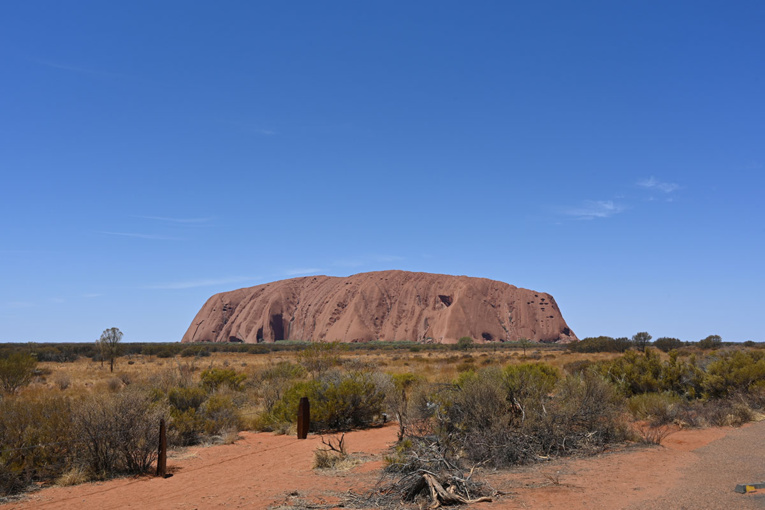 Australie: des aborigènes bloquent l'accès d'Uluru, par crainte du coronavirus Australie: des aborigènes bloquent l'accès d'Uluru, par crainte du coronavirus