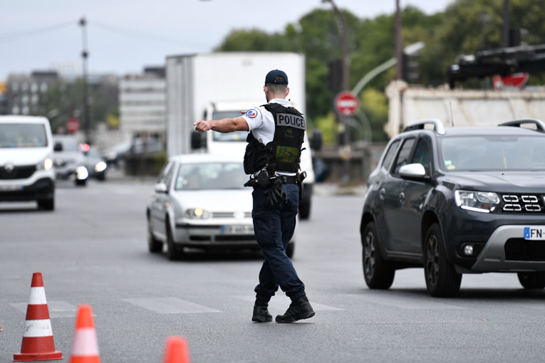 Percuté par un véhicule qui prenait la fuite, un policier décède au Mans