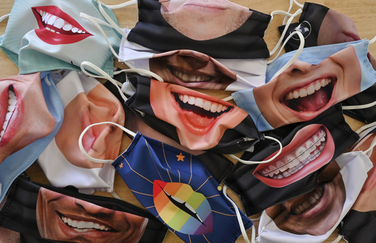 Gardez le sourire... surtout avec un masque