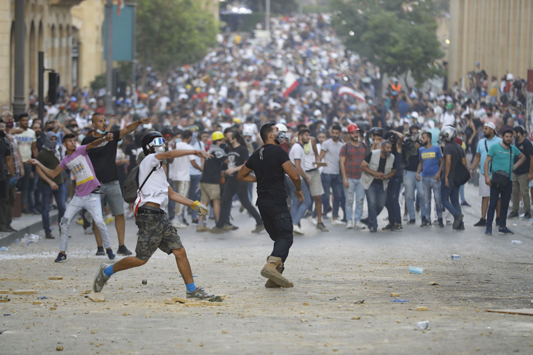 Liban: le gouvernement vacille avec des démissions en série après l'explosion