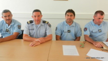 Le gendarme Metua Vairua, le lieutenant colonel Christian Fenoy, le chef Maraetaata et le chef d'escadron Bruno Makary.