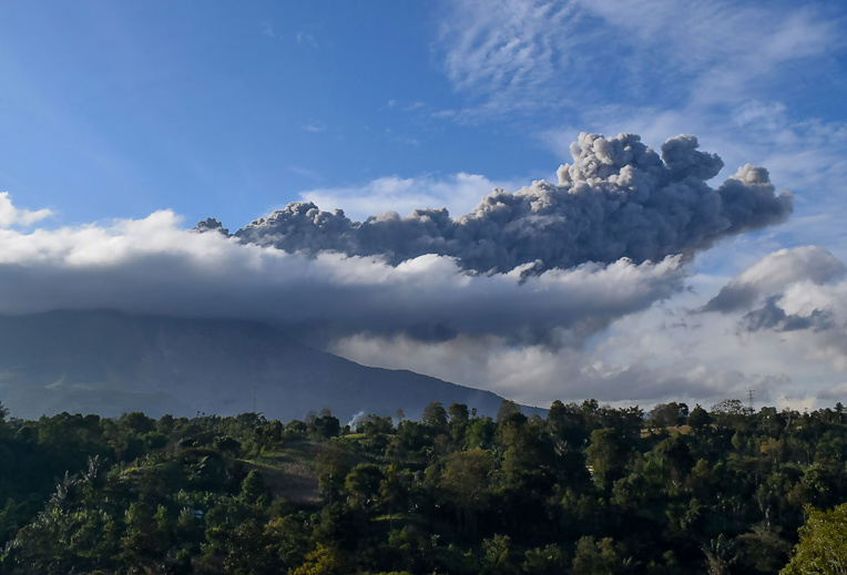 Indonésie: alerte aérienne après une nouvelle éruption du Sinabung