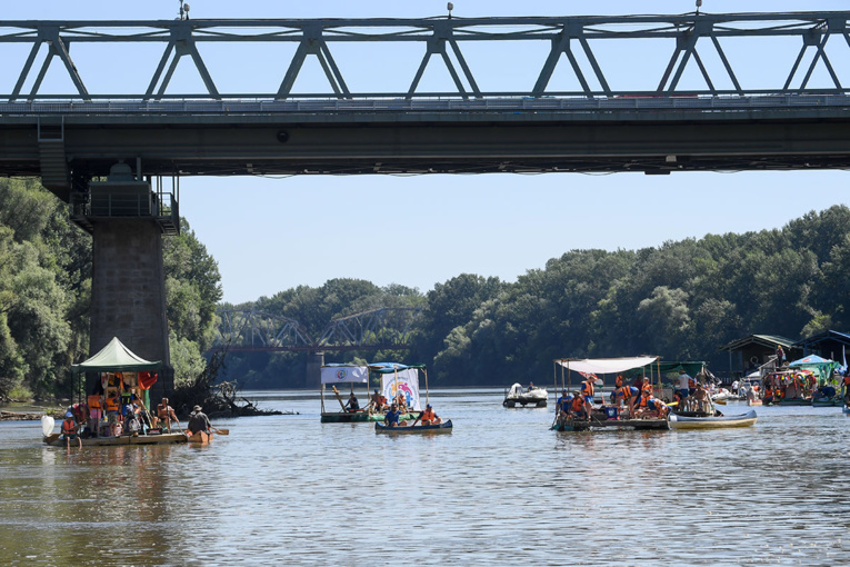 Ramer en draguant les déchets: course hongroise en mode écolo