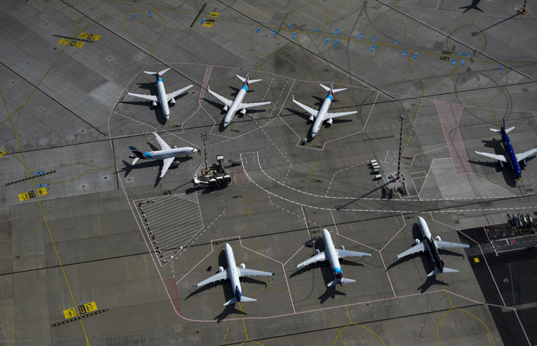 Frontières et confinement: le monde redouble d'efforts pour contenir le coronavirus