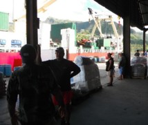 A chaque arrivée de bateau, il y a beaucoup de monde sur les quais à Hiva Oa.
