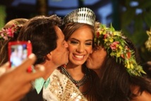 Hinarani De Longeaux vient d'être sacrée Miss Tahiti 2012, félicitée par ses parents.