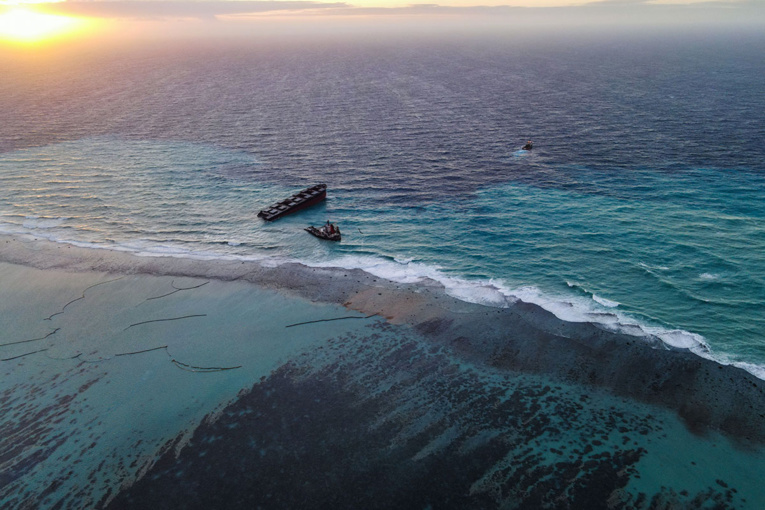 Navire échoué à Maurice: Lecornu craint des boulettes d'hydrocarbures à La Réunion Navire échoué à Maurice: Lecornu craint des boulettes d'hydrocarbures à La Réunion